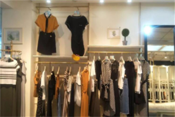 樂(lè)正綾服裝