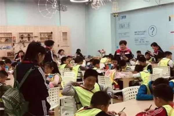 愛尚編程科技館加盟