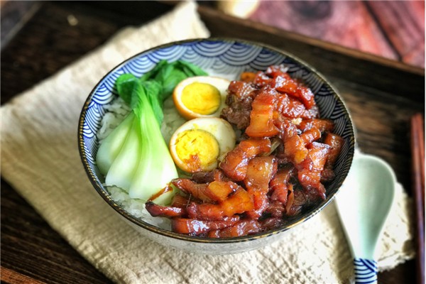 鍋小鬧鹵肉飯加盟