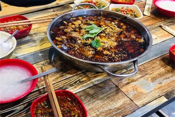 謝彬肥腸雞冷鍋串串加盟