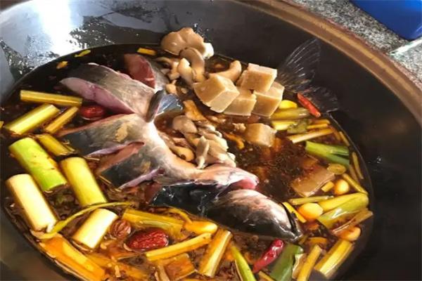 憶鄉(xiāng)情鐵鍋燉魚飯店