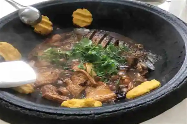 福滿江園鐵鍋燉水庫(kù)魚(yú)
