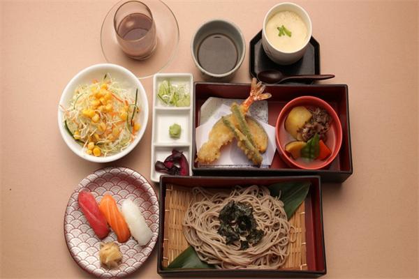 不倒翁日式料理加盟