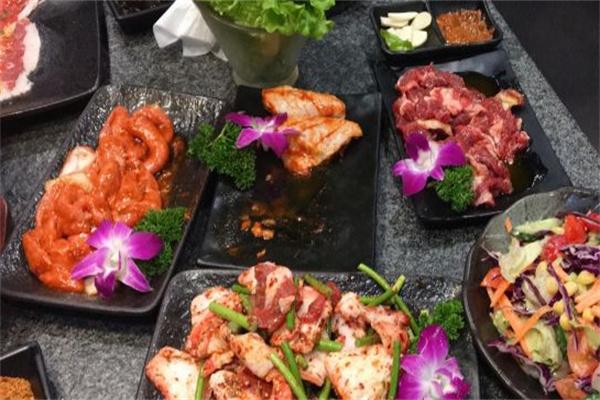 炙味本鋪炭火烤肉加盟