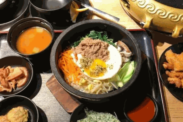 張記石鍋拌飯加盟