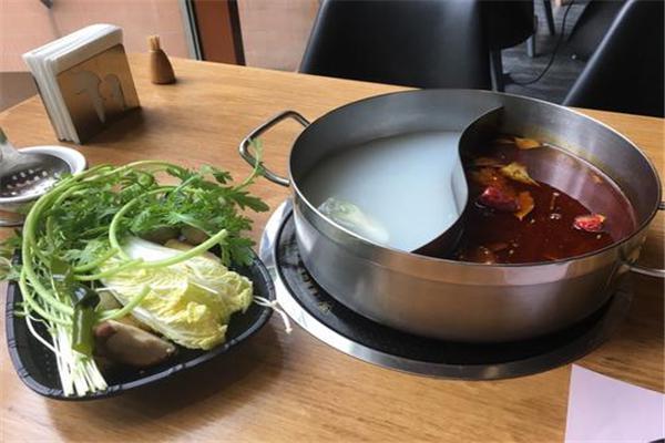 豬小嫚愛(ài)野菜火鍋加盟