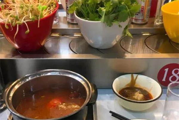 麻辣失態(tài)旋轉(zhuǎn)小火鍋