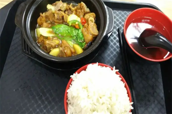 聚盈黃燜雞米飯