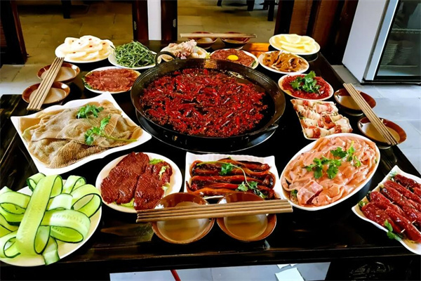 好口?；疱伒昙用?></p>
<h2>好口?；疱伒昙用酥С郑憾鄻又С郑瑒?chuàng)業(yè)有保障</h2>
<p>1、品牌形象支持：店面形象統(tǒng)一由公司工程部免費(fèi)設(shè)計(jì)，并派工程監(jiān)理實(shí)地指導(dǎo)，終端宣傳形象由公司設(shè)計(jì)部代為統(tǒng)一制作，陳列督導(dǎo)親臨現(xiàn)場(chǎng)輔導(dǎo)賣(mài)場(chǎng)布置成列，以此確保統(tǒng)一形象標(biāo)準(zhǔn)。</p>
<p>2、整店輸出支持：總部專(zhuān)門(mén)成立了加盟商運(yùn)營(yíng)支持中心，為加盟商提供優(yōu)質(zhì)的支持。從店面選址、裝修設(shè)計(jì)、店面經(jīng)營(yíng)管理、全程跟蹤，一切以滿(mǎn)足加盟商的需要為首要任務(wù)，并為每位投資者配備專(zhuān)屬營(yíng)銷(xiāo)管家，為投資者輕松盈利保駕護(hù)航。</p>
<p>3、免費(fèi)培訓(xùn)支持：我們將按好口?；疱伒甑囊回炞龇ǎ瑢?duì)加盟者進(jìn)行全面系統(tǒng)的培訓(xùn).內(nèi)容包括專(zhuān)有技術(shù)、店面裝修及策劃、設(shè)備使用、營(yíng)運(yùn)守則、營(yíng)銷(xiāo)戰(zhàn)略、員工管理等。</p>
<p>4、物流配送支持：好口?；疱伒険碛幸徽椎奈锪鬟\(yùn)輸系統(tǒng)，快速安全的物流配送，為產(chǎn)品的派送提供強(qiáng)而有力的保障。</p>
<p>5、媒體廣告支持：總部在全國(guó)各大媒體投放廣告，增加好口?；疱伒昶放浦?。</p>
<p>6、市場(chǎng)運(yùn)營(yíng)支持：有針對(duì)性地提供單店獨(dú)立促銷(xiāo)方案和營(yíng)銷(xiāo)方案，保證對(duì)店鋪促銷(xiāo)的靈活性和時(shí)效性。</p>
<p>7、跟蹤服務(wù)支持：全國(guó)幾百名資深運(yùn)營(yíng)專(zhuān)家團(tuán)隊(duì)為您提供專(zhuān)家級(jí)后續(xù)運(yùn)營(yíng)全程跟蹤服務(wù)，經(jīng)營(yíng)全面保障。</p>
<p>8、選址裝修支持：專(zhuān)家團(tuán)指導(dǎo)評(píng)估協(xié)助選擇佳開(kāi)店地址，保證消費(fèi)人群大化，并提供店面設(shè)計(jì)平面圖、相關(guān)物料選料、店面實(shí)體設(shè)計(jì)支持。</p>
<p>9、區(qū)域保護(hù)支持：合理控制加盟店數(shù)量及分布區(qū)域，確保加盟商的利益和競(jìng)爭(zhēng)力。</p>
<h2>好口福火鍋店加盟條件</h2>
<p>1、具有良好的合法經(jīng)營(yíng)場(chǎng)地和社會(huì)關(guān)系。</p>
<p>2、擁有良好的商鋪資源及當(dāng)?shù)孛襟w資源好口?；疱伒晗瓤紤]。</p>
<p>3、加盟商要具備創(chuàng)業(yè)能力和決心，具備一定的創(chuàng)業(yè)資金，認(rèn)同好口?；疱伒甑慕?jīng)營(yíng)理念。</p>
<p>4、能夠百分百執(zhí)行加盟總部的各項(xiàng)規(guī)范及標(biāo)準(zhǔn);</p>
<p>5、認(rèn)可好口?；疱伒甑慕?jīng)營(yíng)模式，并極積配合總部做好尋找店面、人員招聘等工作。</p>
<p>6、加盟店在當(dāng)?shù)厮龅膶?duì)外宣傳活動(dòng)(包括宣傳資料、廣告影音資料等)須報(bào)總部備案。</p>
<p>7、能獨(dú)立承擔(dān)一切投資費(fèi)用，并可承擔(dān)一定的經(jīng)營(yíng)風(fēng)險(xiǎn)。</p>
<p>8、好口福火鍋店加盟商能夠完全認(rèn)同并執(zhí)行"好口?；疱伒?quot;經(jīng)營(yíng)體系的標(biāo)準(zhǔn)化流程和經(jīng)營(yíng)管理模式;能?chē)?yán)格執(zhí)行公司的質(zhì)量方針、服務(wù)規(guī)范;</p>
<h2>好口?；疱伒昙用肆鞒?/h2>
<p>1、創(chuàng)業(yè)者以網(wǎng)上留言等方式向好口?；疱伒昙用丝偛孔稍?xún)加盟詳情作事項(xiàng)并索取有關(guān)資料;</p>
<p>2、對(duì)本地的市場(chǎng)進(jìn)行調(diào)查，了解好口?；疱伒昙用隧?xiàng)目可行性;</p>
<p>3、投資者提交申請(qǐng)信息，總部對(duì)資料審核進(jìn)行確認(rèn);</p>
<p>4、好口?；疱伒昕偛看_認(rèn)投資者的合作資格后，加盟商對(duì)考察結(jié)果無(wú)爭(zhēng)議，正式簽訂合同;</p>
<p>5、加盟商店面裝修及訂貨，總部免費(fèi)為加盟商提供選址、裝修、公關(guān)促銷(xiāo)活動(dòng)策劃、培訓(xùn)、管理、海報(bào)設(shè)計(jì)等全方位的幫助和指導(dǎo);</p>
<p>6、總部公司委派專(zhuān)員擇日前往加盟商所加盟地區(qū)考察;</p>
<p>7、總部協(xié)助加盟商店鋪試營(yíng)業(yè)并提供營(yíng)銷(xiāo)方案;</p>
<p>8、加盟商進(jìn)行店鋪裝修公司協(xié)助策劃、培訓(xùn)、宣傳等開(kāi)業(yè)籌備;</p>
<p>9、加盟店開(kāi)業(yè)后，總部會(huì)適時(shí)的提供新的營(yíng)銷(xiāo)指導(dǎo)方案和不定期對(duì)店鋪進(jìn)行經(jīng)營(yíng)指導(dǎo)。</p>
            </div>
            <div   id=