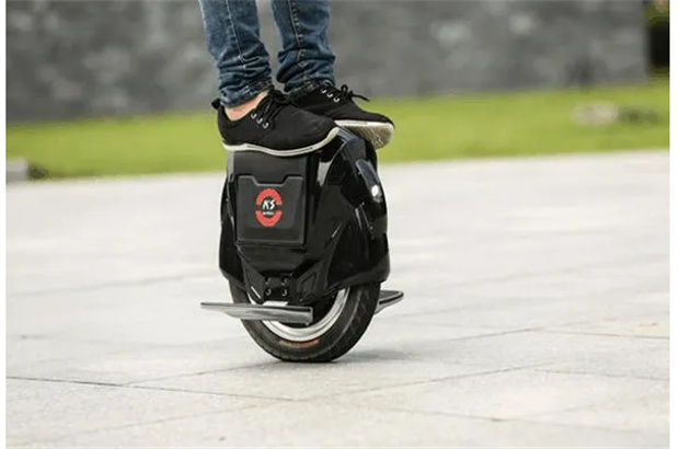 騎舞飛揚(yáng)電動獨(dú)輪車