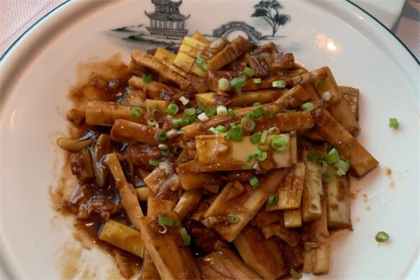 順?lè)迕朗臣用?></p>
<p>順?lè)迨称菲放苿?chuàng)業(yè)十幾年的過(guò)程，始終是堅(jiān)持了以誠(chéng)信為主的經(jīng)營(yíng)理念，更是繼承了以顧客為主的方式來(lái)取勝。每一個(gè)員工的心底，信譽(yù)是更為重要的一方面，是可以決定品牌成功與否的關(guān)鍵。而且只要是做好了每一個(gè)經(jīng)典的味道，就可以為每一個(gè)顧客帶來(lái)多一份的信任。如今，該品牌在吃貨們的眼中是非常有實(shí)力的，是一個(gè)從點(diǎn)點(diǎn)滴滴都堅(jiān)信誠(chéng)信的一個(gè)品牌。所以在國(guó)內(nèi)的餐飲市場(chǎng)內(nèi)，這是一個(gè)被大家稱(chēng)為知名餐飲美食的品牌，享受到了更大的贊譽(yù)。</p>
<p>為了保證所有產(chǎn)品的和新鮮，公司內(nèi)是培訓(xùn)出了很多專(zhuān)業(yè)的采人員，可以針對(duì)市場(chǎng)的需求進(jìn)行選擇。經(jīng)過(guò)學(xué)習(xí)和培訓(xùn)的采購(gòu)人員是積累了很多的經(jīng)驗(yàn)和技巧，用心為顧客挑選每一個(gè)新鮮的原料。有很多的供應(yīng)商都是來(lái)自全球知名的企業(yè)，可以為消費(fèi)者帶來(lái)更的飲食扶持。其中更為重要的就是在制作的方式上，主要是進(jìn)行了所有食材的現(xiàn)場(chǎng)制作，然后把烤好的產(chǎn)品進(jìn)行燉煮，才有了比較獨(dú)特的味道。在幾分鐘內(nèi)就可以為消費(fèi)者們現(xiàn)場(chǎng)烤制，然后加上一些醬料，就有了香味十足的美食。</p>
                    </div>
                    <!--文章內(nèi)容 結(jié)束-->
                    <!--上一篇 開(kāi)始-->
                    <div   id=