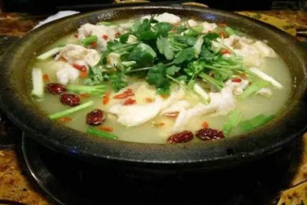 荷葉石鍋魚火鍋
