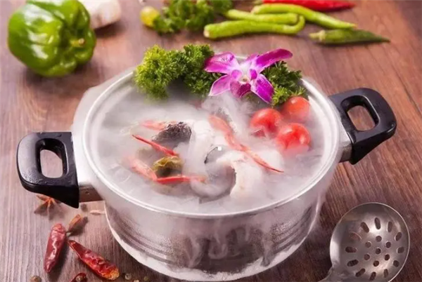 愛上旋轉(zhuǎn)小火鍋加盟