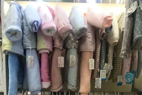 依吖吖母嬰店