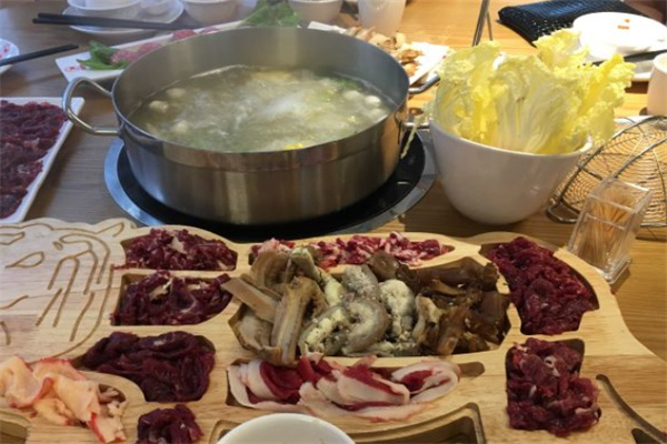 潮園全?；疱伒昙用?></p><h2>潮園全牛火鍋店加盟支持：創(chuàng)業(yè)總部全程指導(dǎo),您加盟省心省力</h2><p>1、品牌形象：</p><p>長期以來樹立了合格的品牌形象及商業(yè)口碑，免費為合作店提供一系列品牌形象用品。</p><p>2、整店輸出：</p><p>傻瓜式的整店輸出模式，讓創(chuàng)業(yè)者輕松便可獲得成功。</p><p>3、物流配送：</p><p>潮園全?；疱伒陝?chuàng)業(yè)者采用統(tǒng)一的采購和配送規(guī)模化的統(tǒng)一采購，強大的配送系統(tǒng)。</p><p>4、媒體廣告：</p><p>階段性的在各大電視臺及全國各大雜志、報紙等媒體上投放廣告以提升加盟者的銷售業(yè)績，提升品牌度。</p><p>5、市場運營：</p><p>潮園全牛火鍋店投資者可獲得總部后續(xù)營運支持，能夠保證經(jīng)營效果，減少經(jīng)營風險。</p><p>6、培訓(xùn)支持：</p><p>免費派專業(yè)人員對經(jīng)銷商進行10-15天的系統(tǒng)培訓(xùn)。</p><p>7、選址裝修：</p><p>新加盟客戶，派專人深入當?shù)剡M行商圈考察、地段評估、競爭環(huán)境及投資可行性分析，幫助經(jīng)營者作出理性選擇，提高開店成功率。</p><p>8、開業(yè)指導(dǎo)：</p><p>開業(yè)前，市場人員到店幫助經(jīng)銷商培訓(xùn)員工并籌備開業(yè)。</p><p>9、活動策劃：</p><p>提供各類品牌營銷活動計劃和實施方案，并指導(dǎo)各連鎖店規(guī)范開展。</p><p>10、區(qū)域保護：</p><p>總部提供嚴格的區(qū)域保護政策，保護經(jīng)營者利潤增長。</p><h2>潮園全?；疱伒昙用藯l件</h2><p>1、具有獨立法人資格或經(jīng)濟實力較強。</p><p>2、潮園全?；疱伒昙用苏呔哂辛己玫膹臉I(yè)道德和持久經(jīng)營意識。</p><p>3、合作商必須擁有一定的資金。</p><p>4、合作伙伴可承擔一定的經(jīng)營風險。</p><p>5、具有固定的經(jīng)營場地，商場超市鋪位或臨街門面，并經(jīng)總部評估合格后方可經(jīng)營。</p><p>6、投資商須具有良好的合作精神，勤奮務(wù)實、誠實守信。</p><p>7、合作伙伴可以接受潮園全?；疱伒昶放频慕?jīng)營商業(yè)模式，認可和接受潮園全?；疱伒甑睦砟詈褪姑?/p><p>8、代理商必須具有獨立法人資格。</p><h2>潮園全牛火鍋店加盟流程</h2><p>1、了解信息：</p><p>創(chuàng)業(yè)者以電話、傳真、網(wǎng)上留言等方式，向潮園全?；疱伒昕偛繉I(yè)顧問咨詢相關(guān)事宜，并獲得相關(guān)項目資料。</p><p>2、項目考察：</p><p>經(jīng)銷商到總部進行實地考察，與總部業(yè)務(wù)經(jīng)理充分溝通，以確認創(chuàng)業(yè)意向。</p><p>3、加盟申請：</p><p>意向投資商確定加盟品牌意向后，可填寫《加盟申請表》。</p><p>4、簽訂合同：</p><p>加盟所需要的合同文本由公司提供，與合作商簽訂加盟合同，明確雙方的加盟合作方式以及權(quán)利和義務(wù)等。</p><p>5、店址選擇：</p><p>評估選址情況，指導(dǎo)正確選址。</p><p>6、裝修設(shè)計：</p><p>潮園全牛火鍋店總部按照全國合作店的建店標準，為加盟方出具裝修設(shè)計效果，加盟方進行裝修。</p><p>7、加盟培訓(xùn)：</p><p>總部將對投資者進行系統(tǒng)的培訓(xùn)，還會有營銷、管理等相關(guān)的培訓(xùn)，助您輕松當老板。</p><p>8、新店開業(yè)：</p><p>由營銷團隊根據(jù)合作市場的特點，為加盟商量身定制新開業(yè)活動方案，協(xié)助選擇合適時機，舉辦開業(yè)活動，幫助快速提升品牌有名度，迅速打開經(jīng)營局面。</p><p>9、總部支持：</p><p>開業(yè)后有總部做后盾，所有投資者不再孤軍奮戰(zhàn)，盡享大家庭的創(chuàng)業(yè)成功喜悅。</p>
            </div>
            <div   id=