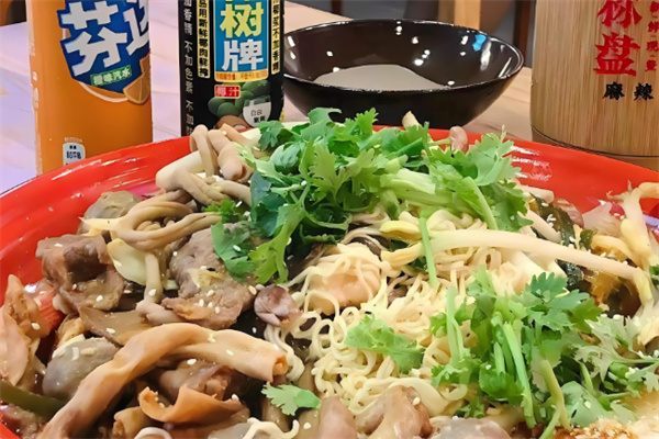 老秤盤干拌麻辣燙加盟