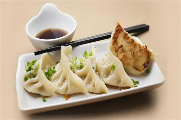 梁記一品鍋貼煲仔飯加盟