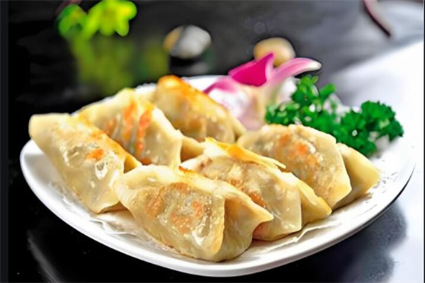 梁記一品鍋貼煲仔飯加盟