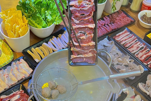 ?？鹂瘐r切牛肉自助火鍋加盟
