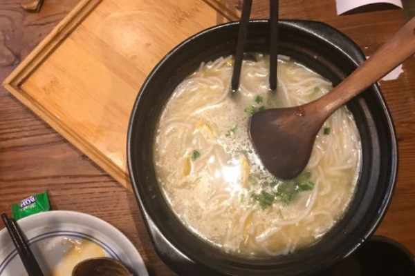 雲(yún)之肴過(guò)橋米線加盟