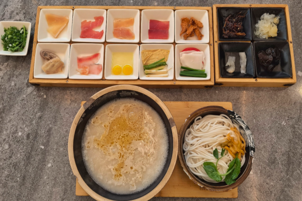 期品之線過(guò)橋米線加盟