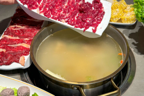 秦牧牛中國(guó)秦川牛肉火鍋加盟