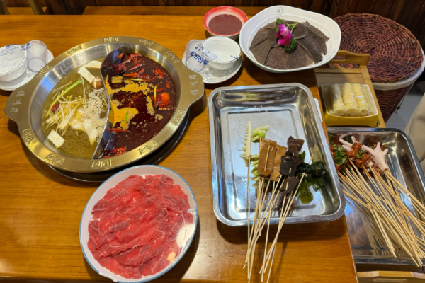 俏川蜀老成都串串香可以加盟嗎?全面服務(wù)，加盟可行