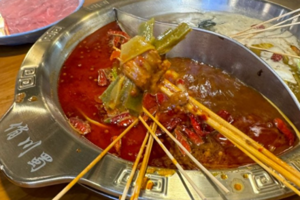 俏川蜀老成都串串香可以加盟嗎?全面服務(wù)，加盟可行