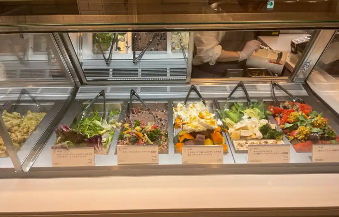 在上海開(kāi)一個(gè)沙拉店需要投資多少？深度拆解2025年健康餐飲創(chuàng)業(yè)成本