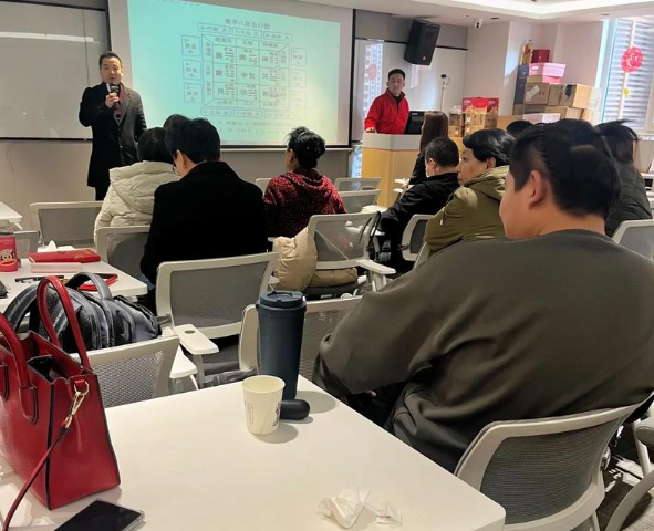 上海開上海線下培訓(xùn)班店要多少錢？全流程成本解析與運(yùn)營策略