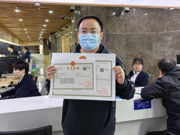 在上海辦個營業(yè)執(zhí)照多少錢？從官方收費到代理服務(wù)