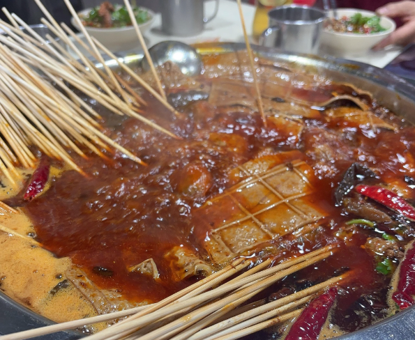 上海開(kāi)一家串串店需要投資多少錢(qián)？核心成本項(xiàng)解析