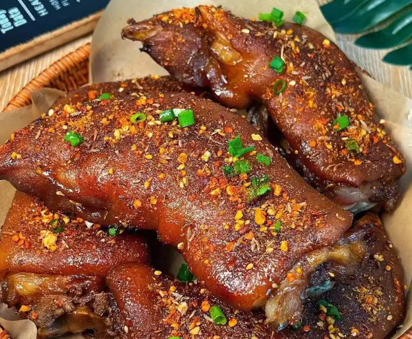 上海開烤豬蹄創(chuàng)業(yè)店要多少錢？全流程成本解析與運營策略