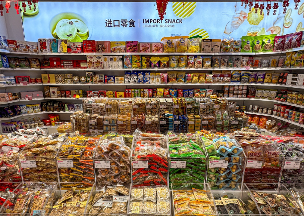 上海開進(jìn)口零食店要多少錢？全流程成本解析與運(yùn)營策略