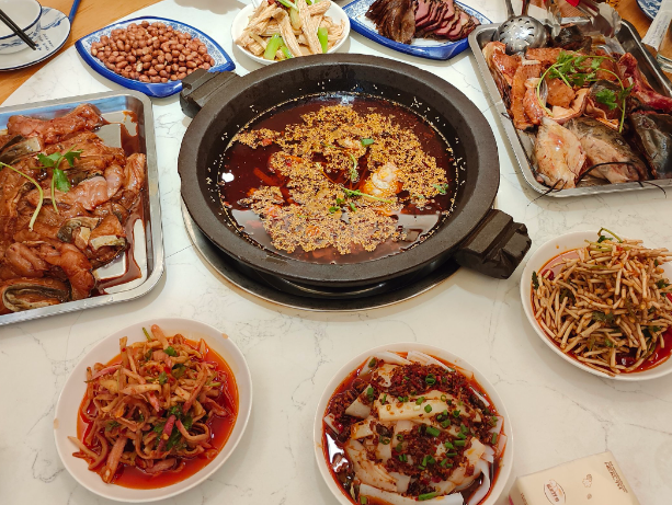 上海開(kāi)一家石鍋魚店需要投資多少錢？深度拆解成本與盈利邏輯