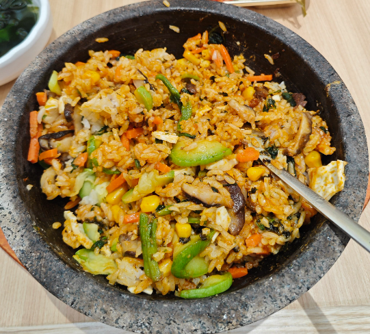上海開(kāi)個(gè)石鍋拌飯投資多大店合適？投資規(guī)模與盈利策略全解析