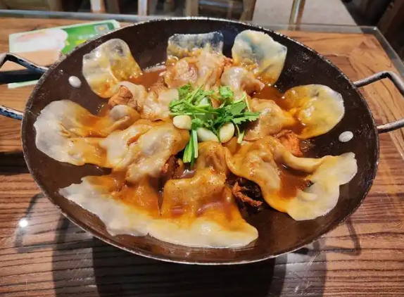 上海開(kāi)地鍋雞連鎖加盟店多少錢(qián)？從選址到盈利的全流程指南