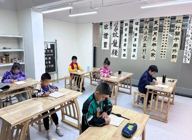 練字培訓(xùn)班賺錢(qián)嗎？從市場(chǎng)紅利到運(yùn)營(yíng)邏輯的深度解析