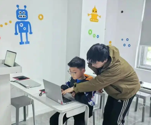 上海開上海少兒編程培訓(xùn)班店要多少錢